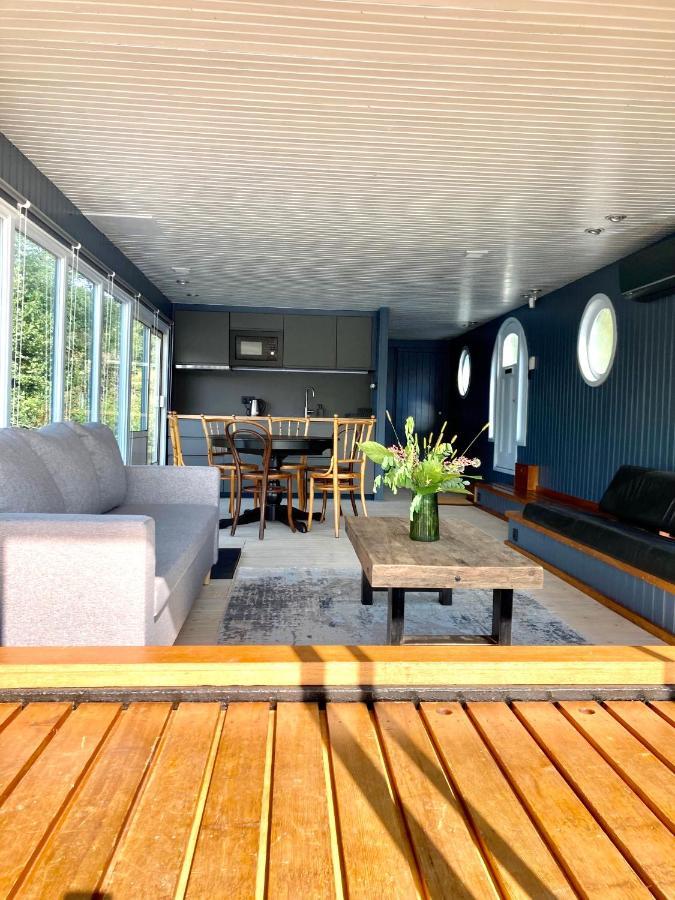Hotel en barco Houseboat - Place In *