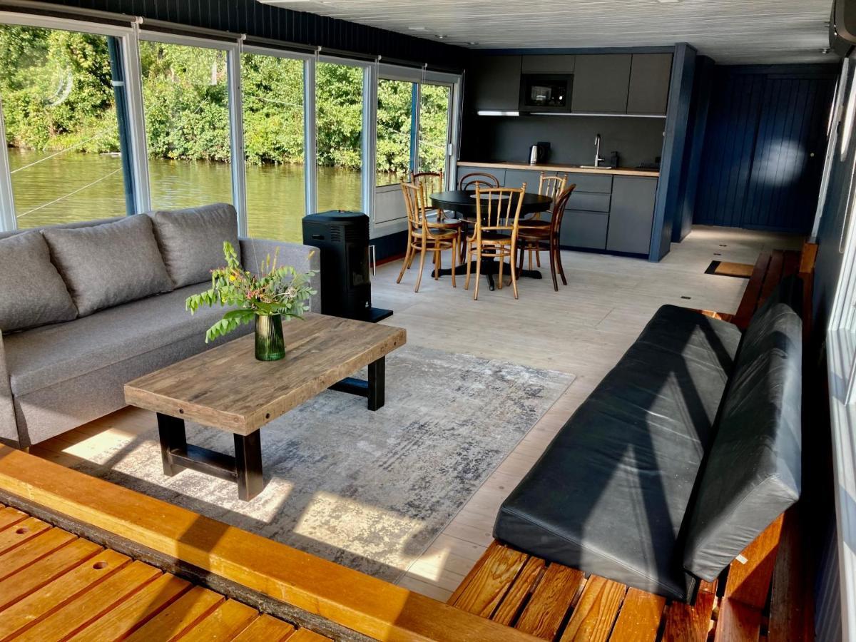 Houseboat - Place In Hotel en barco Praga