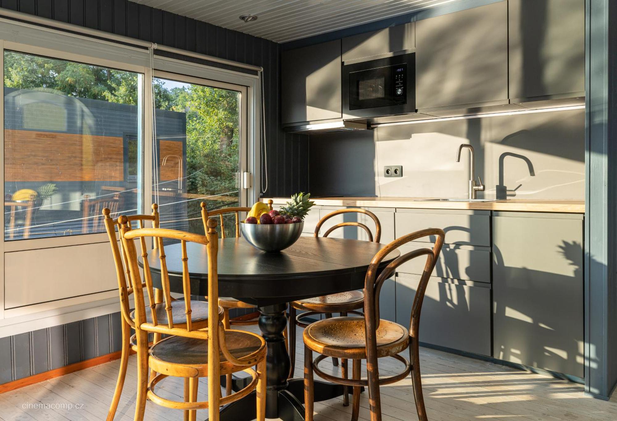 Houseboat - Place In Hotel en barco